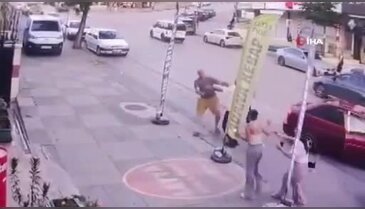 Yaşlı adam kız çocuklarını kurtarmak isterken darbedildi! Kameralara kaydetti...