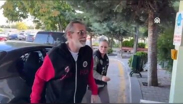 Gözaltına alınan Erdal Beşikçioğlu'ndan ilk görüntü! Sakin tavırları dikkat çekti