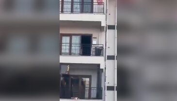 Mide bulandıran görüntü! Kameraya alan komşularına aldırış etmedi