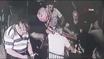 Kıraathanede ölümden döndü, sonra hiçbir şey olmamış gibi yerine oturdu!