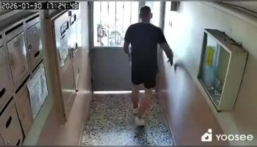 Bursa'da işini aşkla yapan kurye kapıyı tekmeledi