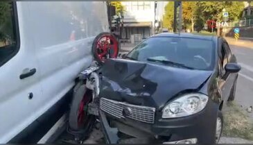 Bursa'da feci kaza! Motosikletli iki araç arasında sıkıştı