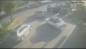 Direksiyon hakimiyetini kaybeden motosiklet otomobile çarptı