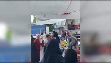 Bu görüntüler semt pazarından: Seçmece yapan kadının kafasını kırdı