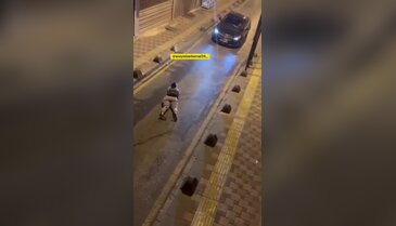 İstanbul'da ilginç görüntü! Yolun ortasına yatıp telefonuyla oynadı