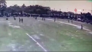 Yeşil sahalarda korkunç olay! Sahada yıldırım düşen futbolcu can verdi