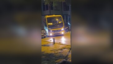 Bursa'da hatalı park çilesi bitmiyor! Belediye otobüsü de engele takıldı...