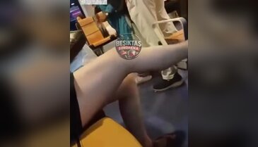 Vapurda skandal görüntü! Şort giyen genç kıza bastonla vurdu