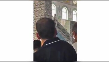 İmam hutbe okurken cemaatin yaptıklarıyla çileden çıktı!