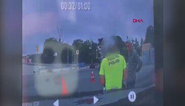 Polise kalleşçe saldırı kamerada! Soru sorma bahanesiyle yaklaşıp bıçakladı...