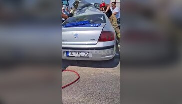 Bursa'da can pazarı! Bariyerlere saplanan otomobilden zor çıkarıldılar