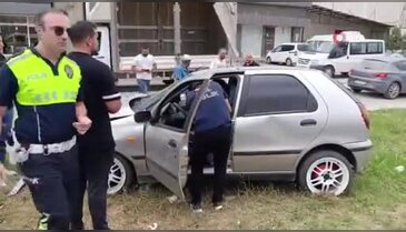 Bursa'da kontrolden çıkan otomobil elektrik direğine çarptı! Sürücü araçta sıkıştı