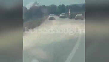 Bursa'da virajı alamayan otomobil araçların arasından tarlaya uçtu! Kameralar kaydetti...