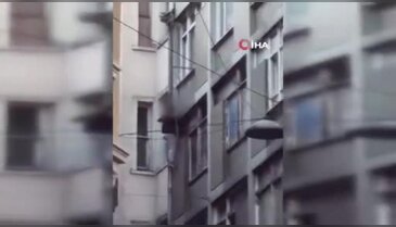 Yürekleri ağza getiren anlar! Binanın dış cephesine tırmandı, elektrik tellerinde dakikalarca bekledi...