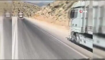 Tırın yola döktüğü boya ile arkadan gelen araçların mora boyadığı anlar kamerada