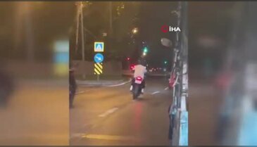 Bursa'da kırmızı ışıkta bekleyen motosiklet driftle kalkış yaptı!