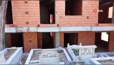 Şaşırtan görüntüler! Mezarlık manzaralı satılık sıfır daireler