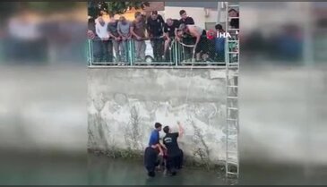 Tarsus'ta korku dolu anlar: Kanala düşen genci arkadaşı kurtardı