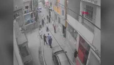 Adana'da aile kavgası sokağı savaş alanına çevirdi: Otomobil kalabalığın üzerine sürüldü