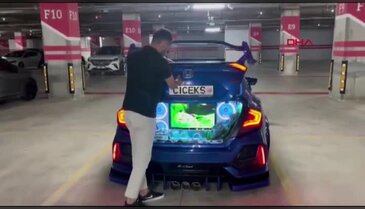 Televizyon koyup şelale oluşturduğu aracının bagajında, akvaryumda balık besliyor