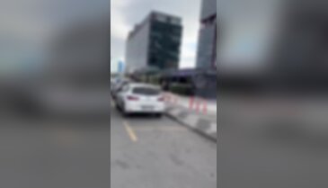 Otopark parasını görünce direksiyonu kırdı! Aracını bakın nasıl bıraktı
