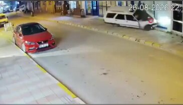 Otomobilin zincir markete daldığı anlar kamerada