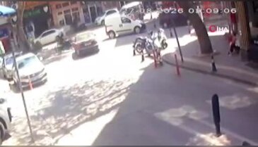 Bursa'da kavşakta feci çarpışma! Motosiklet sürücüsü böyle savruldu