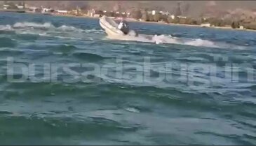 İznik Gölü'nde can pazarı! Bottan suya düşen 3 kişiyi vatandaşlar kurtardı