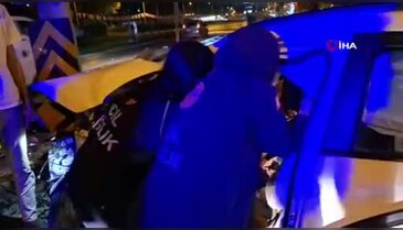 Bursa'da saniyelik kararsızlık kazayla bitti! Otomobil direğe saplandı