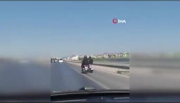 Kara yolunda seyir halindeyken ayağıyla önündeki motosikleti itmeye çalıştı