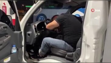 Bir garip olay! Benzin aldı sonra sızdı: Uyandığında ceza yağmıştı