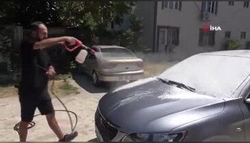 Sokakta gördüğü kirli araçları habersizce yıkıyor...Araç sahiplerine sürpriz yapıyor