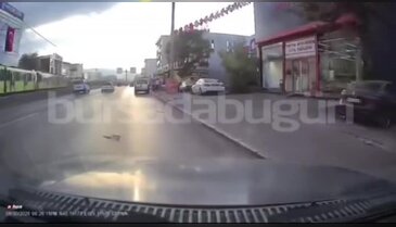Bursa'da kaza 'geliyorum' dedi! Yan yoldan öyle bir çıktı ki...