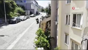 Bu binayı gören bir daha bakıyor! Üstünden yol geçiyor...