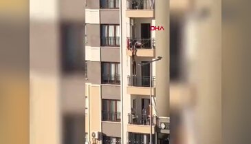 Balkondan düşmek üzereydi! Küçük kız böyle kurtarıldı...