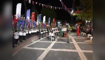 Bursa Yenişehir'de Altın Biber Festivali'ne 88 kişilik gösteri damga vurdu