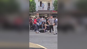 Bursa Gemlik'te feci kaza! Motosiklet iki aracın arasında kaldı