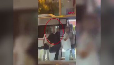 Adana'da dolmuşta yaşı küçük kişiye saldırı kamerada
