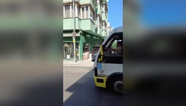Bursa'da eşya taşıma çalışması trafiği tehlikeye attı