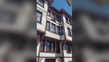 Tarihi Bursa evinin duvarlarını yazı tahtasına çevirdiler!