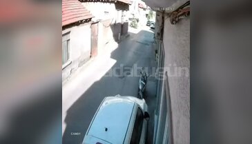 Bursa'da feci kaza kamerada! Motosikletli metrelerce savruldu...