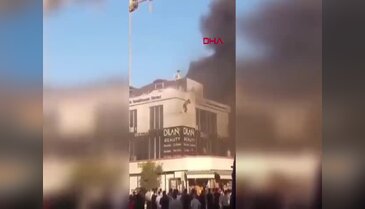 Yangın bir anda büyüdü! Mahsur kalanlar kurtulmak için çatıdan atladı