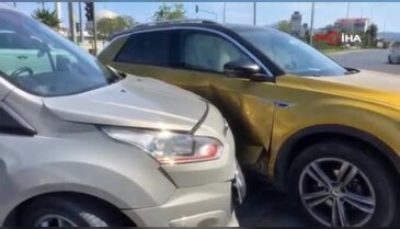 Bursa'da kavşakta iki otomobil çarpıştı: 1 yaralı