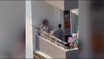 Balkonda kadına sopalı dehşet kamerada! Çığlıkları böyle yankılandı