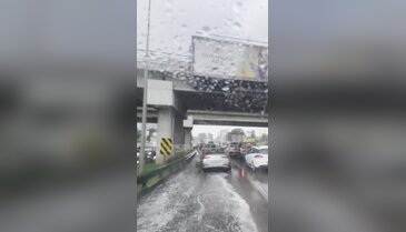 Bursa güne yağmurla başladı, yollar kırmızıya döndü!