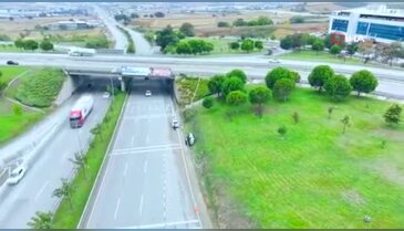 Bursa'da yağış kazayı getirdi! Otomobil yan yattı