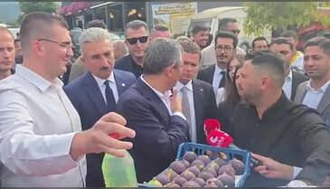 Özgür Özel Akçalar'da çiftçilerin sorunlarını dinledi: Traktörlerle yolu kestiler
