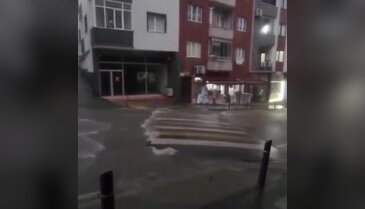 Trabzon'da şaşkına çeviren olay! Şiddetli yağmur kasisi yerinden söktü