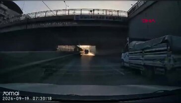 Bursa'da saniyeler içinde ortalık karıştı! Araç otomobilin üstüne devrildi