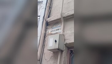 Bursa'da bir ilginç sokak! Eve girmek için çıkmak gerekiyor...